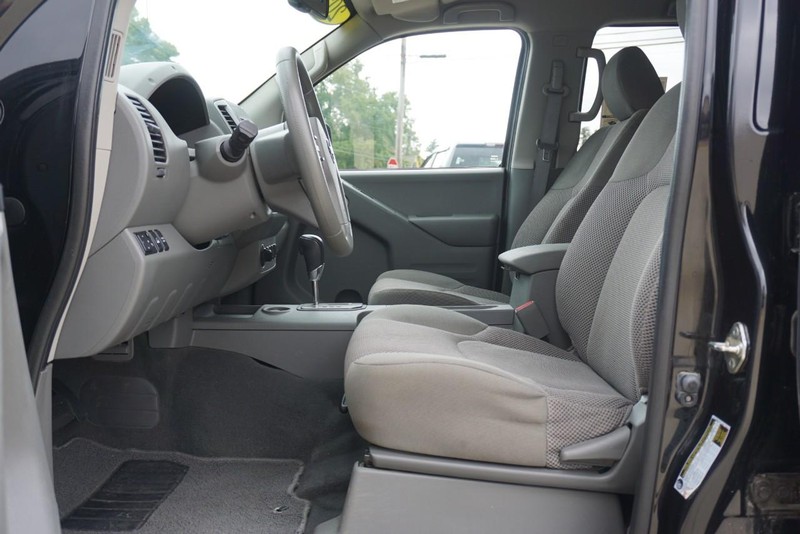Nissan Frontier Vehicle Full-screen Gallery Image 21