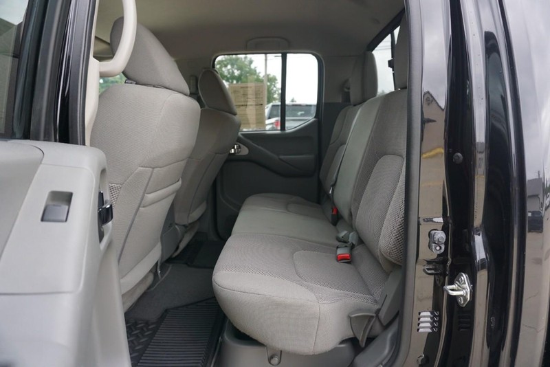 Nissan Frontier Vehicle Full-screen Gallery Image 23