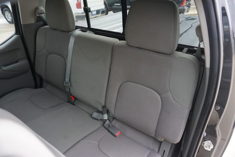 Nissan Frontier Vehicle Full-screen Gallery Image 24