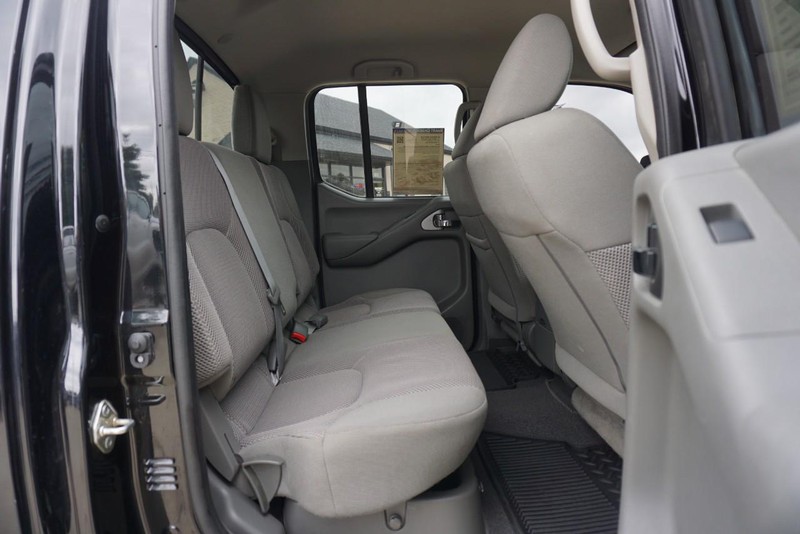 Nissan Frontier Vehicle Full-screen Gallery Image 25