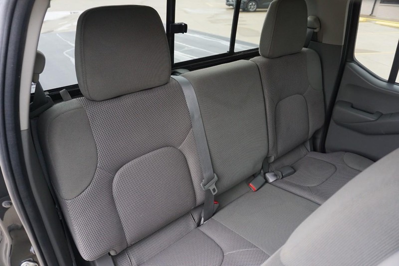 Nissan Frontier Vehicle Full-screen Gallery Image 26