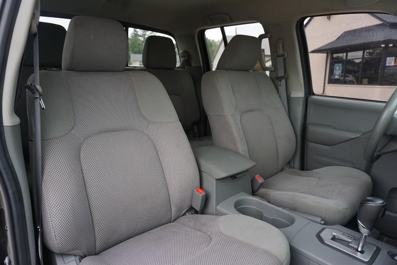 Nissan Frontier Vehicle Full-screen Gallery Image 28