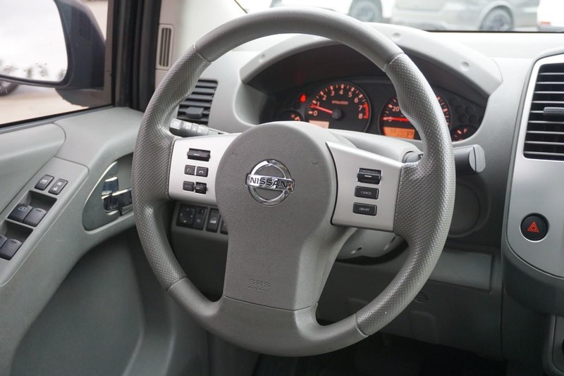 Nissan Frontier Vehicle Full-screen Gallery Image 30