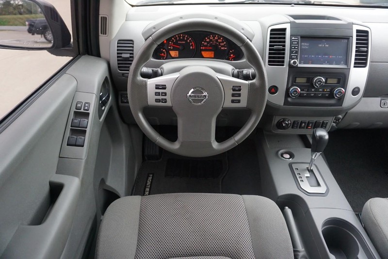 Nissan Frontier Vehicle Full-screen Gallery Image 33