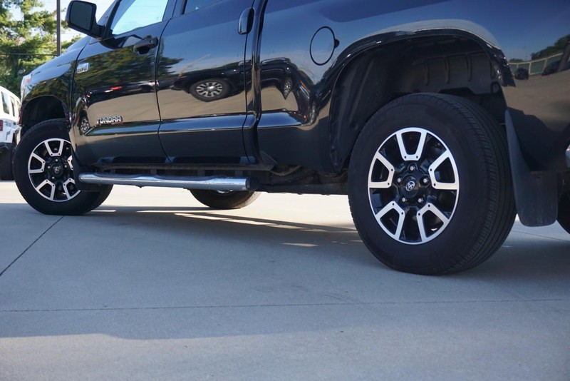Toyota Tundra 4WD Vehicle Full-screen Gallery Image 15