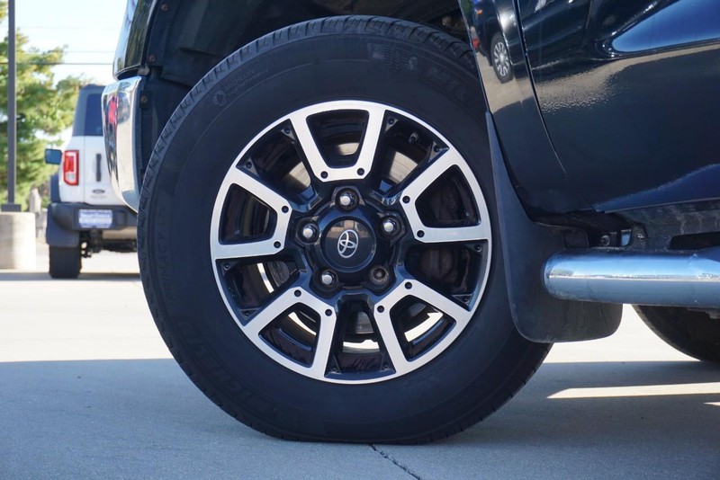 Toyota Tundra 4WD Vehicle Full-screen Gallery Image 16