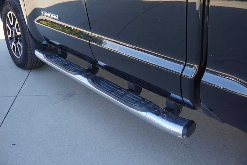 Toyota Tundra 4WD Vehicle Full-screen Gallery Image 17