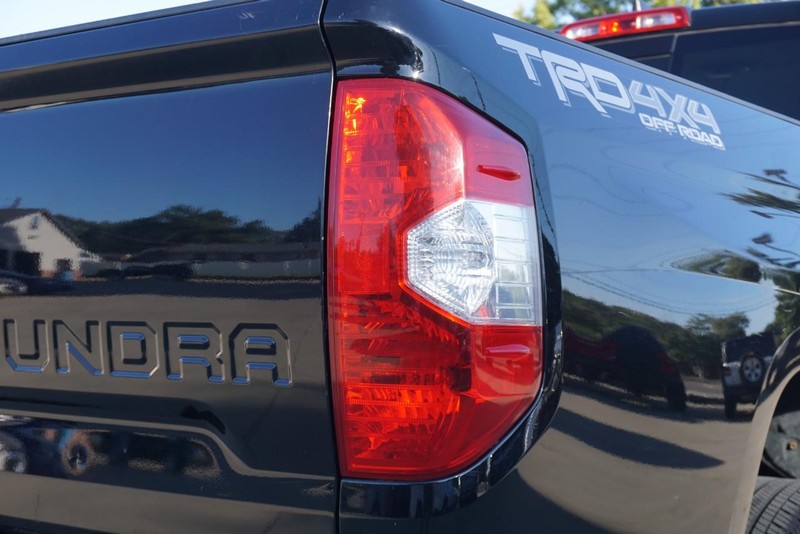 Toyota Tundra 4WD Vehicle Full-screen Gallery Image 21