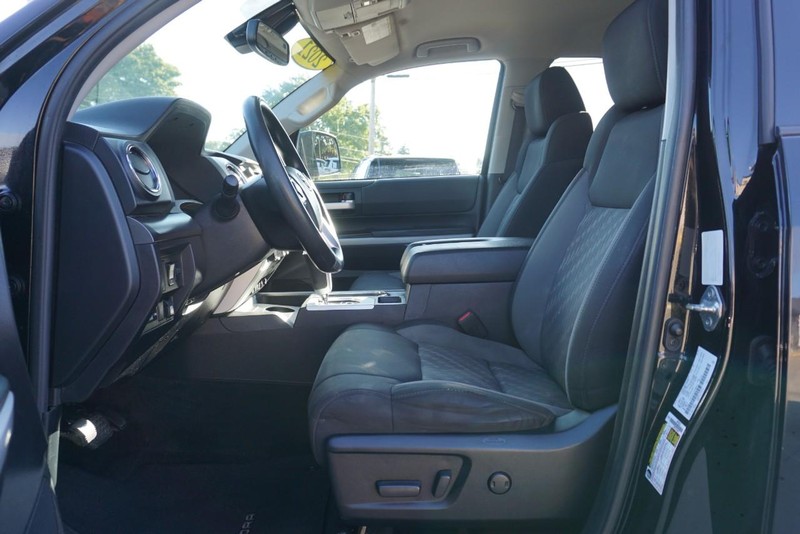 Toyota Tundra 4WD Vehicle Full-screen Gallery Image 22