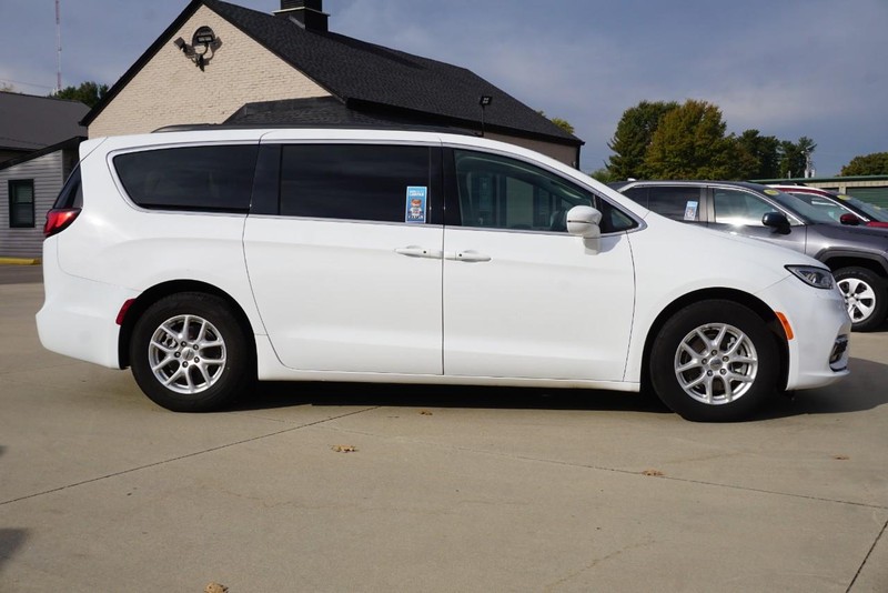 Chrysler Pacifica Vehicle Full-screen Gallery Image 02