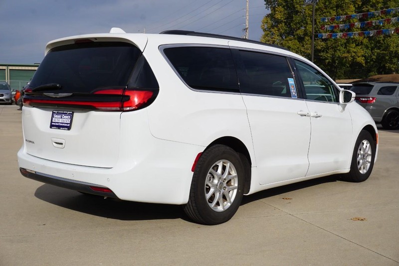 Chrysler Pacifica Vehicle Full-screen Gallery Image 03