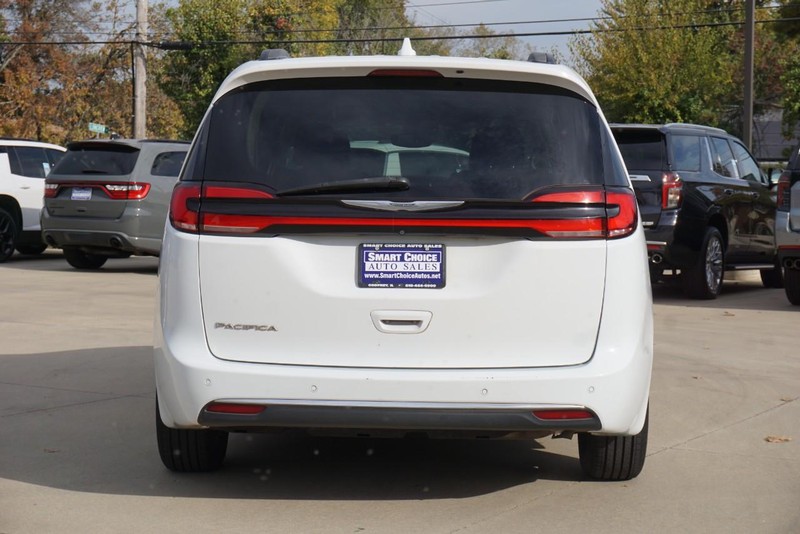 Chrysler Pacifica Vehicle Full-screen Gallery Image 04