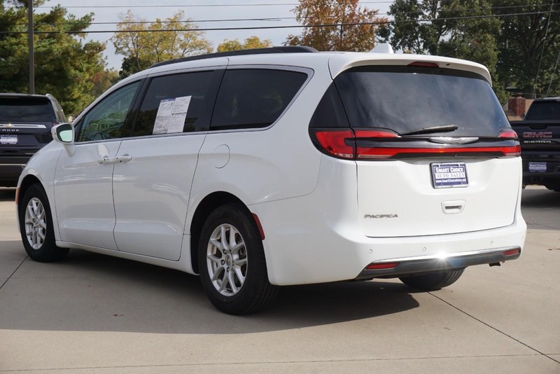Chrysler Pacifica Vehicle Full-screen Gallery Image 05