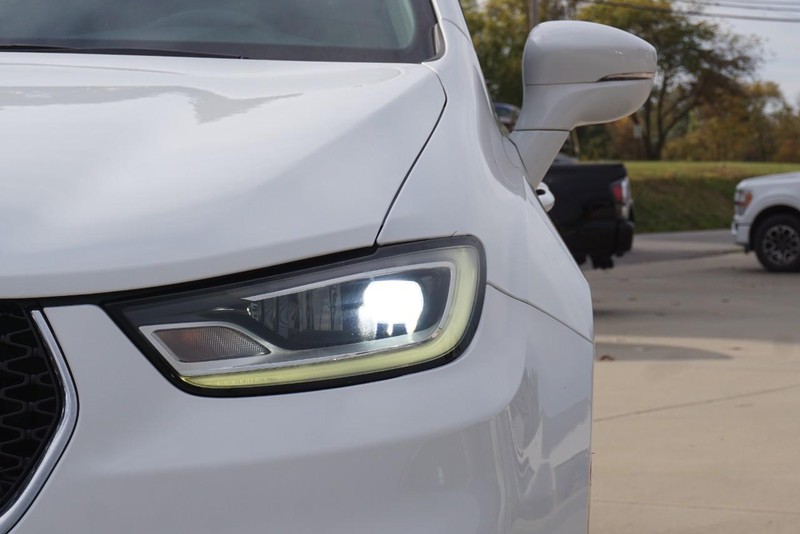 Chrysler Pacifica Vehicle Full-screen Gallery Image 10