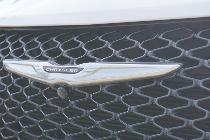 Chrysler Pacifica Vehicle Full-screen Gallery Image 11