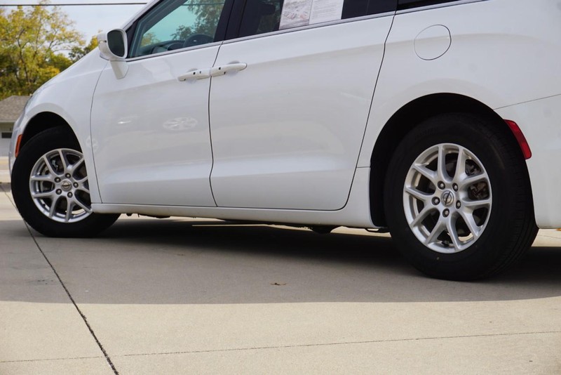 Chrysler Pacifica Vehicle Full-screen Gallery Image 13