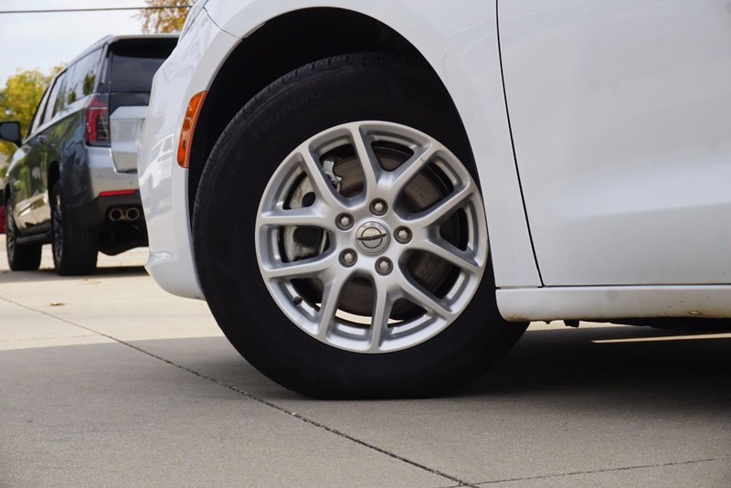 Chrysler Pacifica Vehicle Full-screen Gallery Image 14