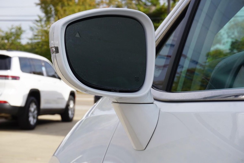 Chrysler Pacifica Vehicle Full-screen Gallery Image 15