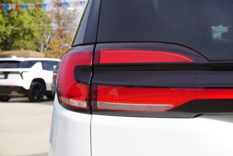 Chrysler Pacifica Vehicle Full-screen Gallery Image 16