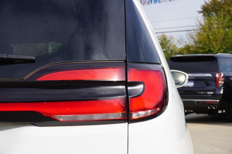 Chrysler Pacifica Vehicle Full-screen Gallery Image 17