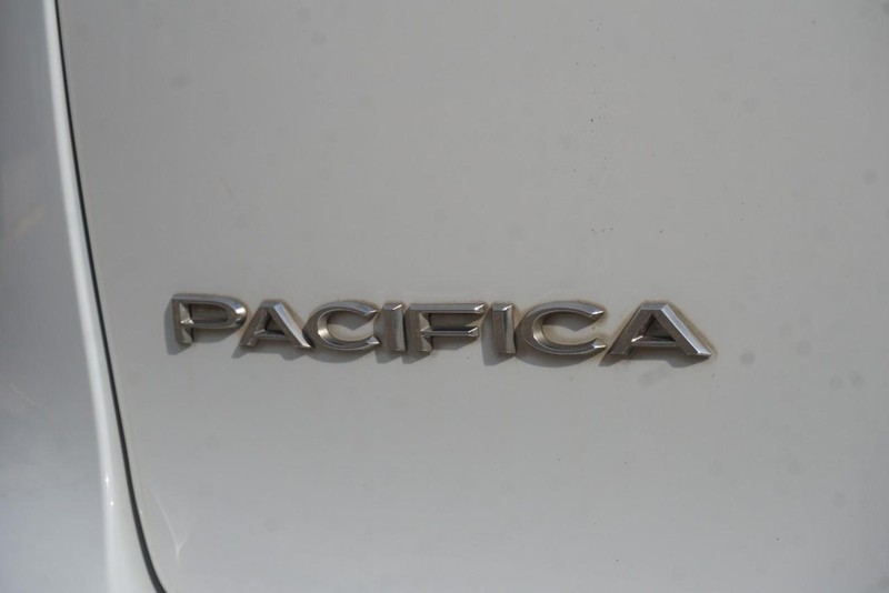 Chrysler Pacifica Vehicle Full-screen Gallery Image 18