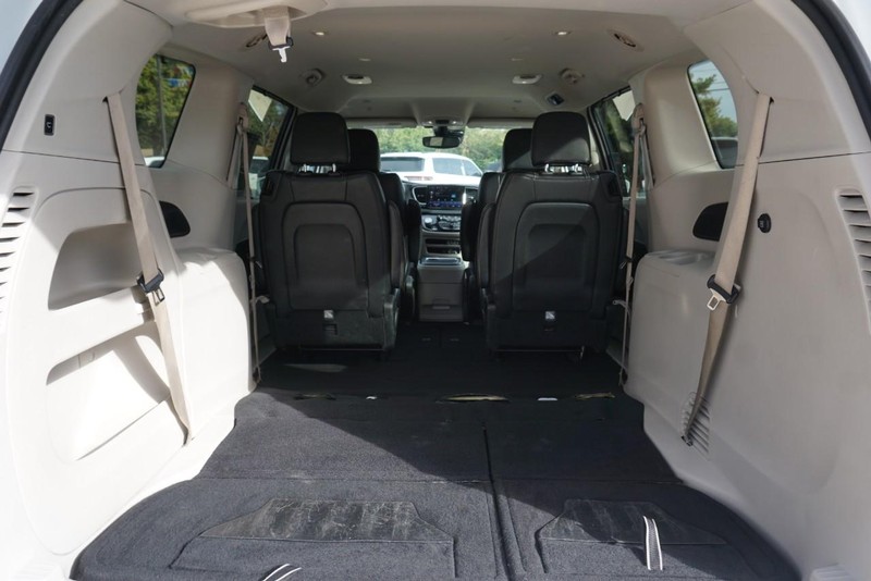 Chrysler Pacifica Vehicle Full-screen Gallery Image 19