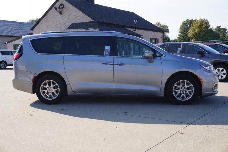 Chrysler Pacifica Vehicle Full-screen Gallery Image 02