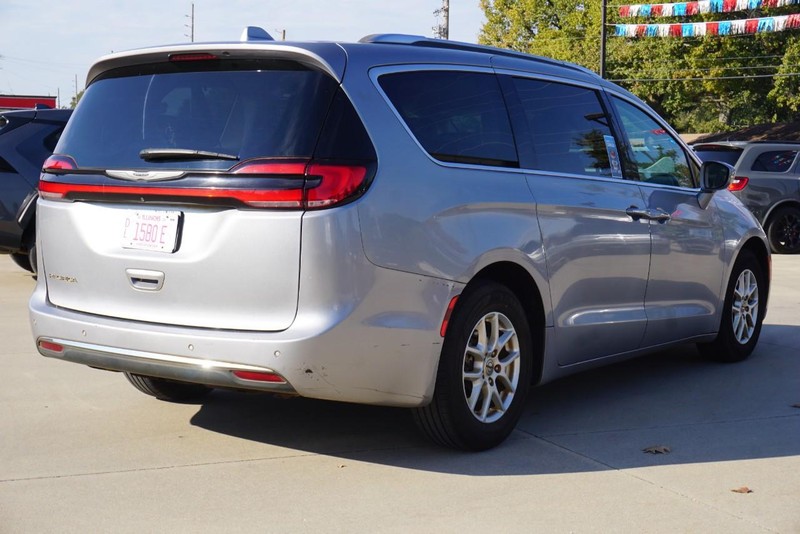Chrysler Pacifica Vehicle Full-screen Gallery Image 03