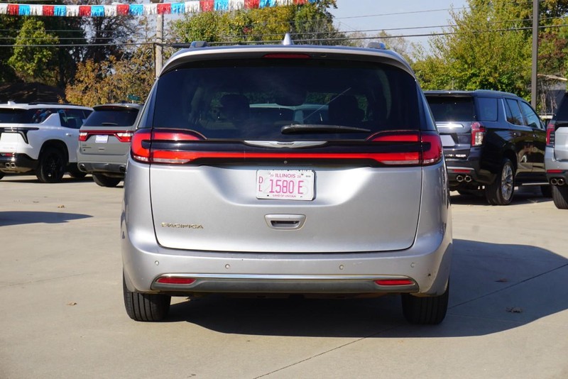 Chrysler Pacifica Vehicle Full-screen Gallery Image 04