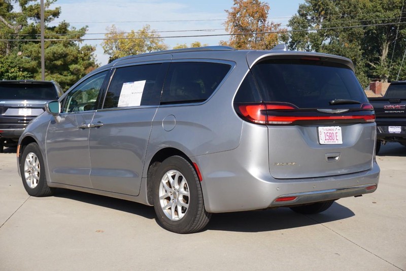 Chrysler Pacifica Vehicle Full-screen Gallery Image 05