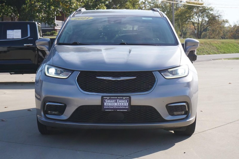Chrysler Pacifica Vehicle Full-screen Gallery Image 08