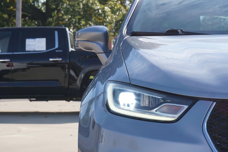 Chrysler Pacifica Vehicle Full-screen Gallery Image 09