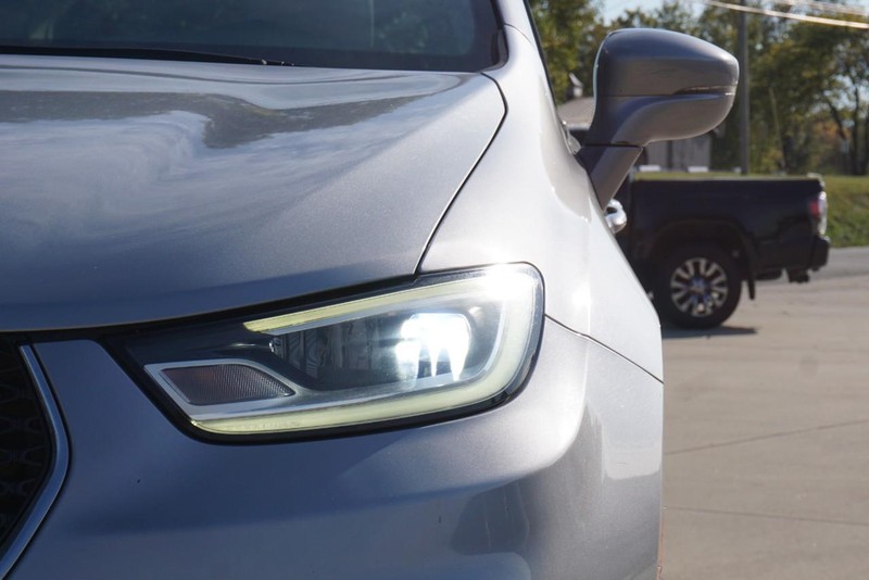 Chrysler Pacifica Vehicle Full-screen Gallery Image 10