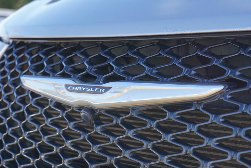 Chrysler Pacifica Vehicle Full-screen Gallery Image 11