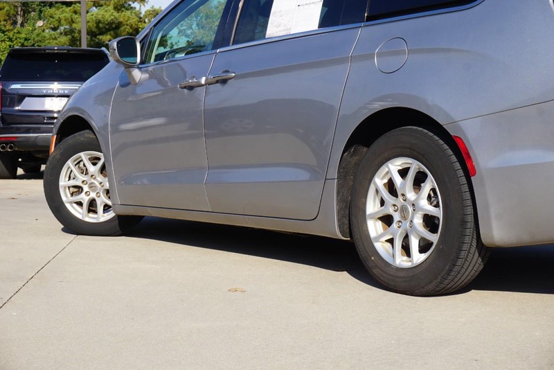 Chrysler Pacifica Vehicle Full-screen Gallery Image 13