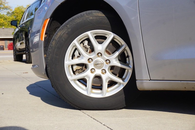 Chrysler Pacifica Vehicle Full-screen Gallery Image 14