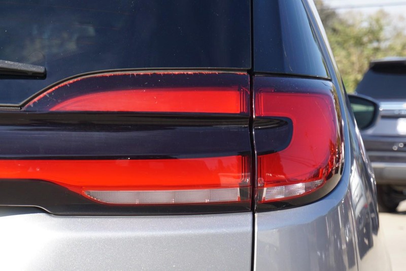 Chrysler Pacifica Vehicle Full-screen Gallery Image 16
