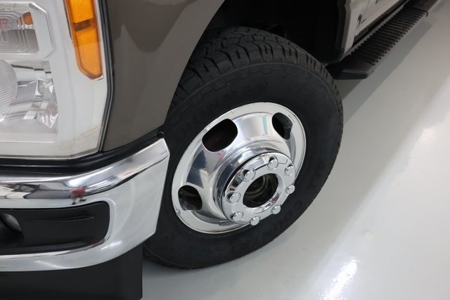 Ford Super Duty F-350 DRW Thumbnail Image 95