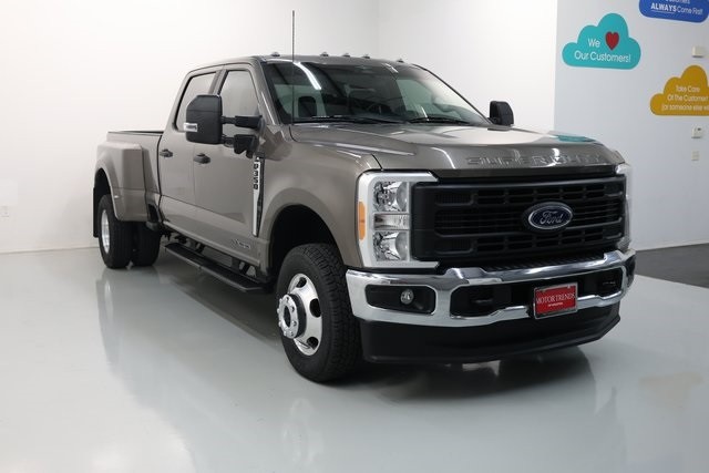 Ford Super Duty F-350 DRW Thumbnail Image 98