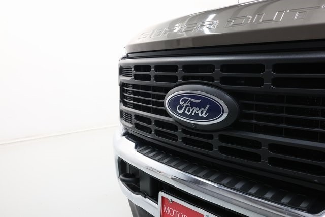Ford Super Duty F-350 DRW Thumbnail Image 100