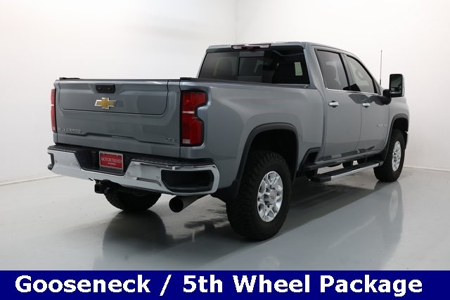 Chevrolet Silverado 3500HD Thumbnail Image 62