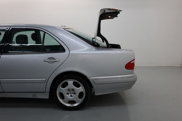 Mercedes-Benz E-Class Thumbnail Image 80