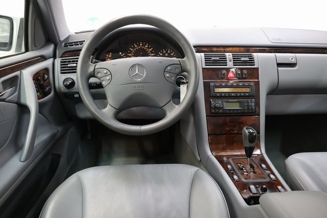 Mercedes-Benz E-Class Thumbnail Image 90