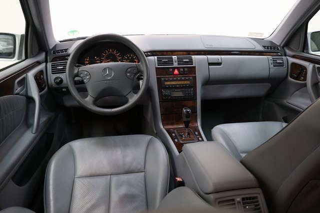 Mercedes-Benz E-Class Thumbnail Image 91