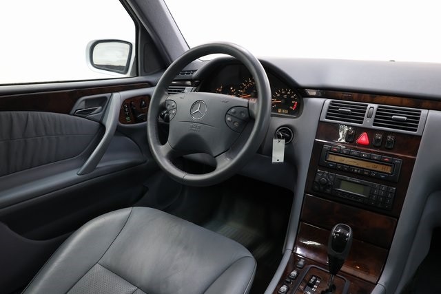 Mercedes-Benz E-Class Thumbnail Image 92