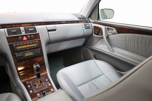 Mercedes-Benz E-Class Thumbnail Image 93