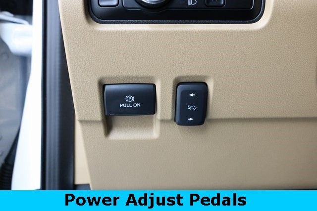 Ford Super Duty F-450 DRW Thumbnail Image 96