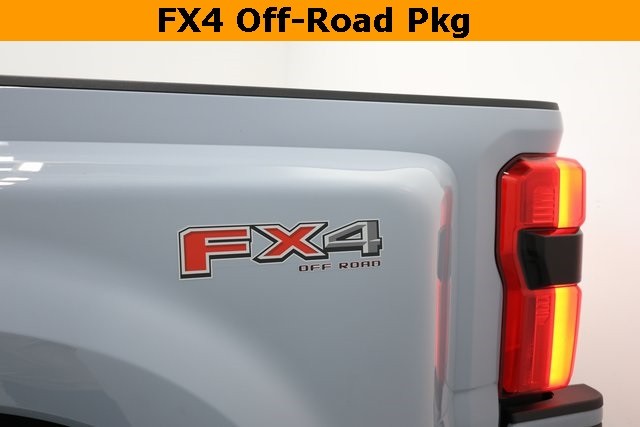 Ford Super Duty F-350 DRW Thumbnail Image 61