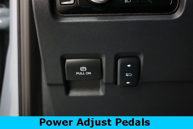 Ford Super Duty F-350 DRW Thumbnail Image 96