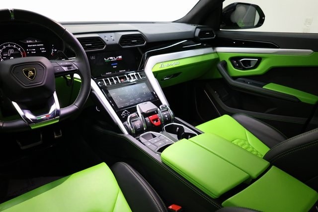 Lamborghini Urus Vehicle Image 08